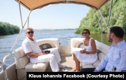 Președintele Klaus Iohannis și soția sa Carmen Iohannis au fost în Deltă chiar în perioada în care la câțiva zeci de kilometri rușii bombardau satele Ismail și Reni. Cei doi s-au relaxat.