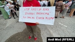Protestna šetnja i skup u znak podrške Enisi Klepo, koju je pretukao vlasnik hotela u kojem je radila, 9. august 2023.