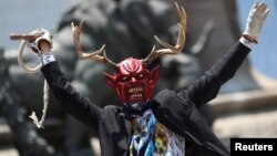 Маскиран човек участва в шествие по случай Международния ден на коренното население в света в Мексико Сити, Мексико, 9 август 2023 г.