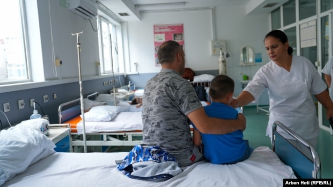 Një infermiere duke u kujdesur për një fëmijë të sëmurë të shtrirë në Repartin e Pediatrisë, pranë Qendrës Kryesore të Mjekësisë Familjare në Mitrovicë të Jugut.