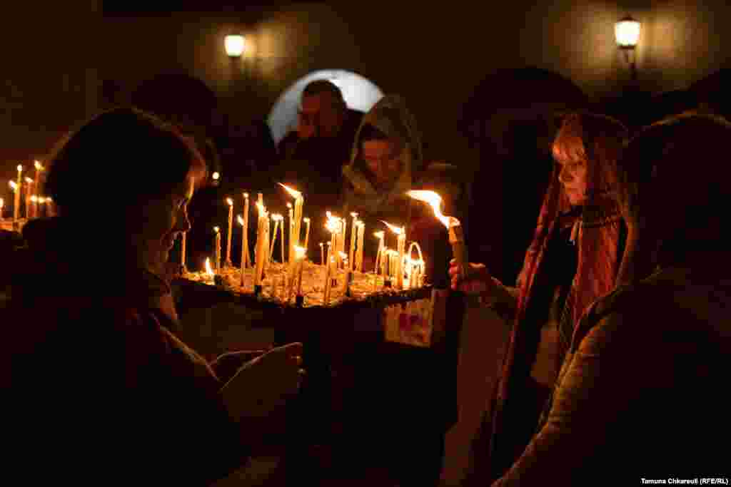 Vjernici tokom služenja Uskršnje liturgije u Tbilisiju, Gruzija.