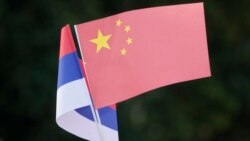 Srpska i kineska zastava na dočeku kineskog predsednika Si Đinpinga, u Beogradu, 8. maja 2024.