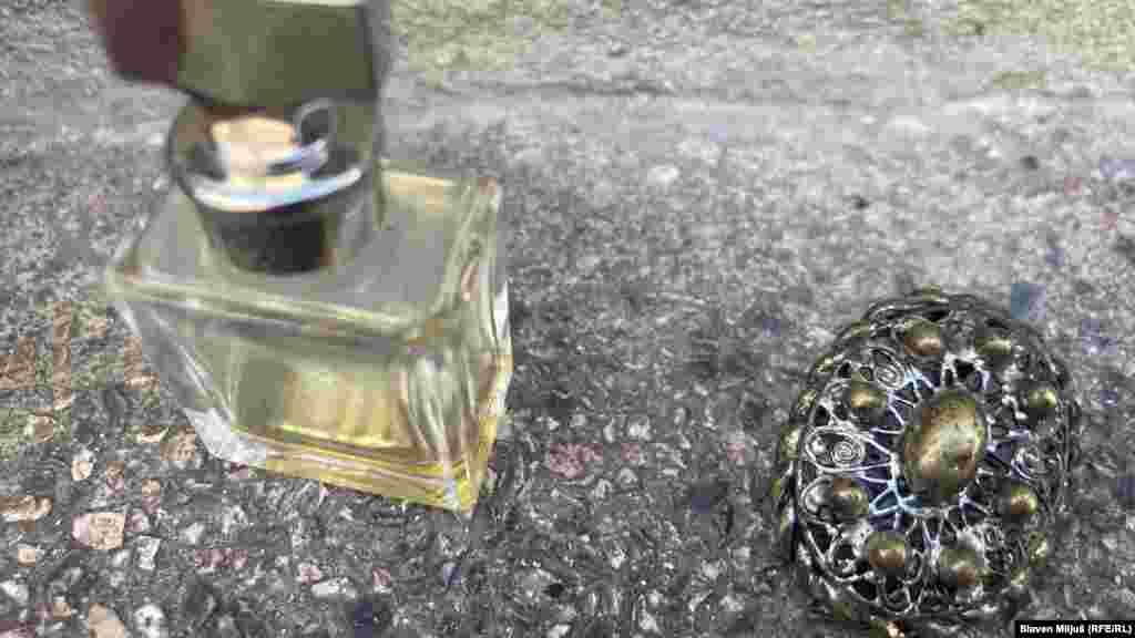 Stvari sa zidića se mogu uzeti. Niko ne nadgleda "izložbu", niti je na zidiću istaknuto bilo kakvo objašnjenje. &nbsp;