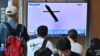Njerëz duke shikuar një ekran televiziv, teksa po shfaqeshin pamje nga arkivi të një prove raketore koreanoveriore, në një stacion hekurudhor në Seul, Kore e Jugut, më 22 korrik 2023.
