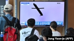 Ljudi gledaju televizijski ekran koji prikazuje vesti sa snimkom severnokorejskog raketnog testiranja, na željezničkoj stanici u Seulu, juli 2023. Severna Koreja ispalila je "nekoliko krstarećih projektila" u Žuto more između Kine i Korejskog poluotoka.