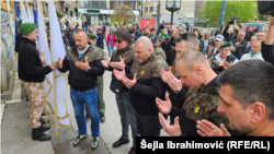 Članovi Udruženja maloljetnih boraca bivše Armije RBiH u nekadašnjoj Dobrovoljačkoj ulici u Sarajevu, 3. maj 2023.