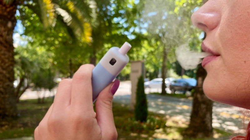 Dok se puši u ministarstvima i bolnicama, Crna Gora planira zabranu e-cigareta u zatvorenom prostoru