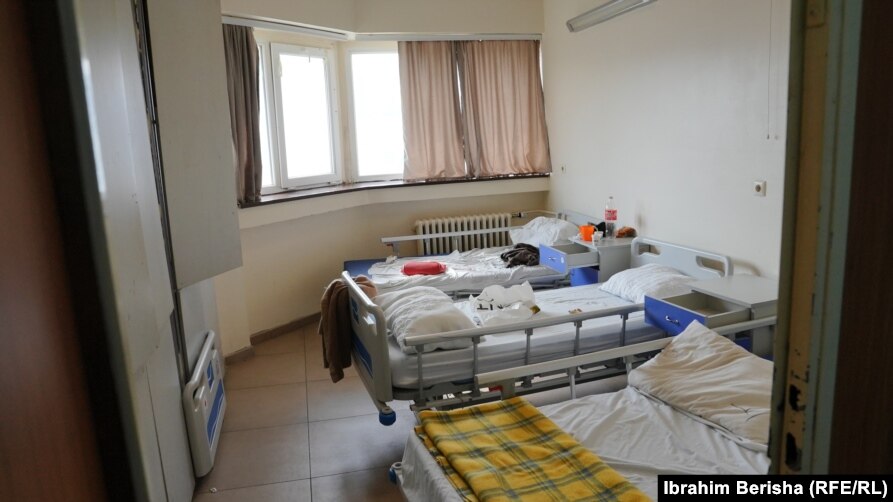 Një nga dhomat në katin e dytë të Klinikës së Psikiatrisë, ku trajtohen pacientët me probleme psikike.