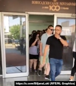 Dejan Pudar (prvi, u crnoj majici) napušta prostorije kol centra SNS na Novosadskom sajmu, 2. juna 2024.