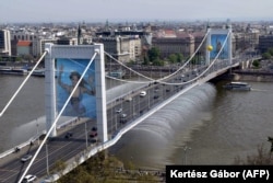 Az Európát köszöntő, feldíszített Erzsébet híd