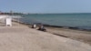 На берегу моря в аннексированном Крыму. Иллюстративная фотография