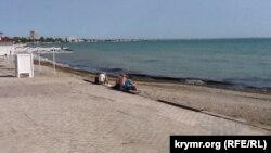 На берегу моря в аннексированном Крыму. Иллюстративная фотография