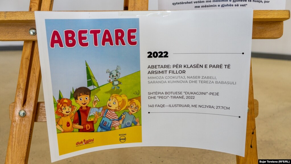 Në vitin 2022 u botua edhe një abetare tjetër për klasat e para të arsimit fillor, e cila po ashtu ishte e përbashkët me Kosovën dhe Shqipërinë. Nxënësit e klasave të para të dy shteteve mësojnë nga e njëjta abetare.