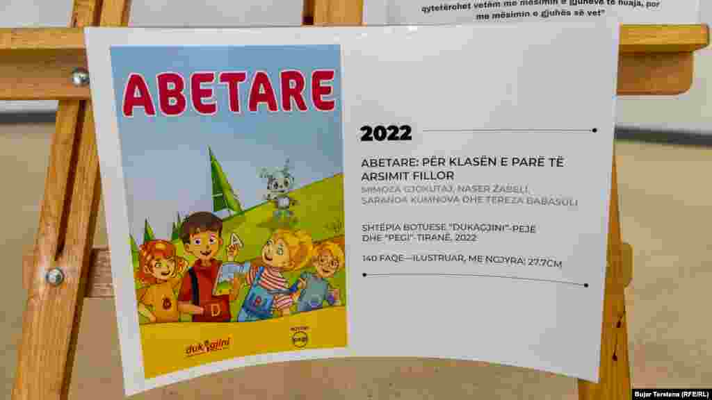 Në vitin 2022 u botua edhe një abetare tjetër për klasat e para të arsimit fillor, e cila po ashtu ishte e përbashkët me Kosovën dhe Shqipërinë. Nxënësit e klasave të para të dy shteteve mësojnë nga e njëjta abetare.