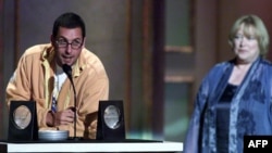 Сандлър приема наградата си за любим комедиен актьор за ролята си във филма "Баща мечта" на шестите годишни награди "Блокбъстър" в Лос Анджелис, 2000 г.