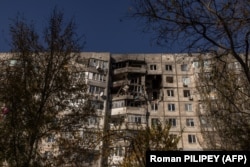 На фото, зробленому 29 жовтня 2023 року, зображений житловий будинок, який зазнав значних пошкоджень під час російських атак у південному місті Херсон