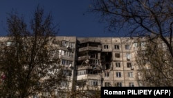 Жилой дом, сильно пострадавший во время российских атак в городе Херсоне на юге страны. Фото сделано 29 октября