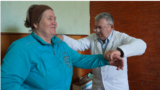 Vasile Filimon (dreapta) este unul dintre cei aproape 500 de medici de familie din R. Moldova de vârstă pensionară. Medicul, în vârstă de 70 de ani, are în evidență 3.500 de pacienți din trei sate din raionul Căușeni. 