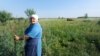 62-річна Тетяна на своєму полі з однією з уцілілих корів. Фото: Якуб Лайхтер (©)
