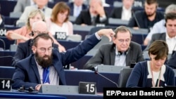 Amikor még úgy szavaztak, ahogy mutatta: Szájer József még az Európai Néppárt frakciójának alelnökeként vezényli a frakciószavazást 2018-ban