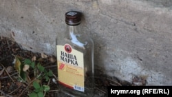 Пустая бутылка от водки. Феодосия, Крым, август 2023 года