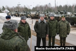 Александр Лукашенко (в центре) во время посещения совместных оперативных учений вооруженных сил Белоруси и России "Союзная решимость". 17 февраля 2022 года