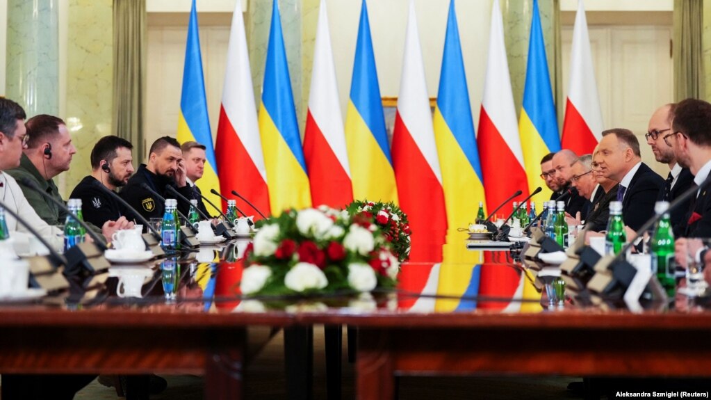 Президент України Володимир Зеленський і президент Польщі Анджей Дуда (праворуч) під час зустрічі у Варшаві, 5 квітня 2023 року