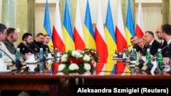 Президент України Володимир Зеленський і президент Польщі Анджей Дуда (праворуч) під час зустрічі у Варшаві, 5 квітня 2023 року