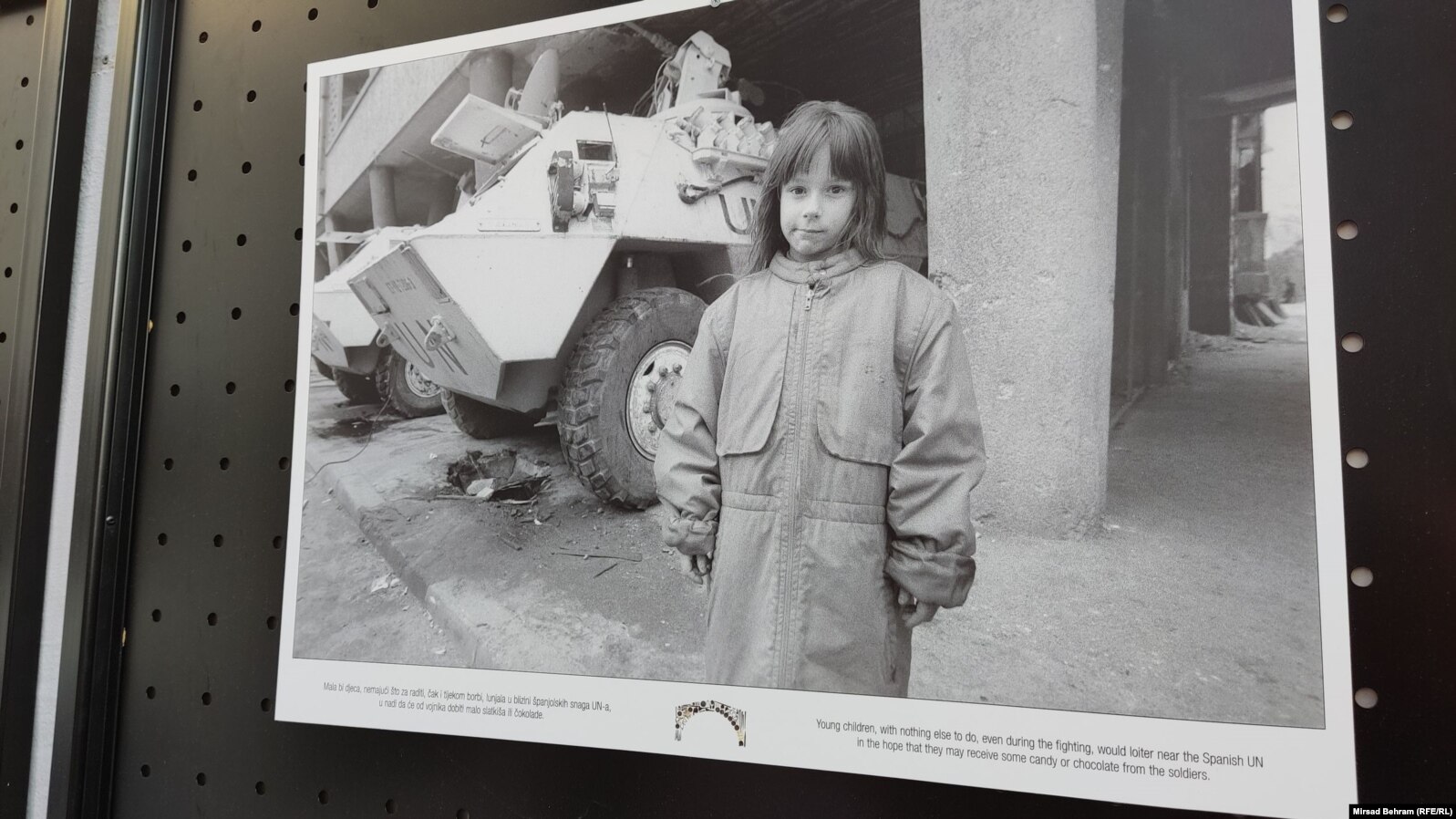 Djevojčica ispred UN-ovog transportera u Mostaru, 1993.