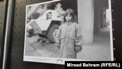 Djevojčica ispred UN-ovog transportera u Mostaru, 1993.