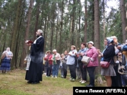 Панихида по невинно убиенным новгородцам на Левашовском кладбище