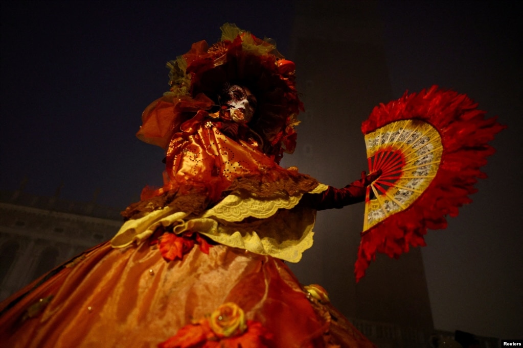 Një pjesëmarrës i maskuar në karnavalin e Venedikut në Sheshin e Shën Markut në Venedik, Itali, 27 janar 2024.