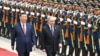 Președintele rus Vladimir Putin și liderul chinez Xi Jinping analizează o garda de onoare militară în timpul unei ceremonii oficiale de întâmpinare la Beijing, pe 16 mai.