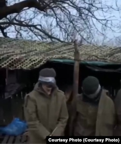 Двое военнослужащих из видео, на котором Анастасия Циркун опознала своего брата Владислава (слева)