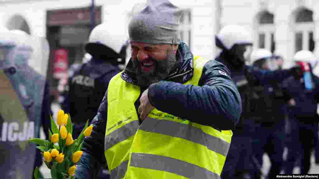 Muškarac nakon što je poprskan biber sprejom tokom protesta. Inicijativa EU &quot;Zeleni dogovor&quot; uključuje ambiciozne ciljeve koji među kojim su dvostruko manju upotrebu pesticida i smanjenje upotrebe đubriva u poljoprivredi za 20 posto do 2030. godine.