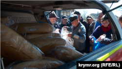 Орехов, Запорожская обл. Спасатели привезли бесплатный хлеб жителям отдаленных районов города. 2 мая 2023 год