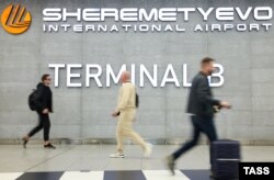 Pasageri în Aeroportul internațional Șeremetievo, unul dintre cele mai mari aeroporturi din Rusia.