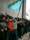 Krimski Tatari drže zastavu svog naroda kod krimskog parlamenta u Simferopolju 26. februara 2014. godine.<br />
<br />
Nedelju dana ranije, krimski političar je ukazao na mogućnost &quot;otcepljenja&quot; poluostrva od Ukrajine. Demonstranti na ulicama Krima u to vreme su radili na svrgavanja proruskog predsednika Viktora Janukoviča u, kako su Ukrajinci to nazvali, &quot;revoluciji dostojanstva&quot;.