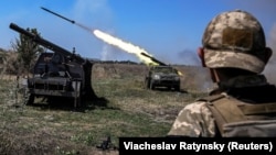 Українсьеі військові ведуть вогонь у Запорізькій області, серпень 2023 року