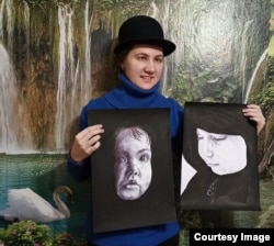 Тамара Качаленко со своими рисунками