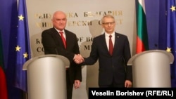 Смена караула: уходящий в отставку премьер-министр Болгарии Николай Денков (справа) и его временый преемник Димитар Главчев