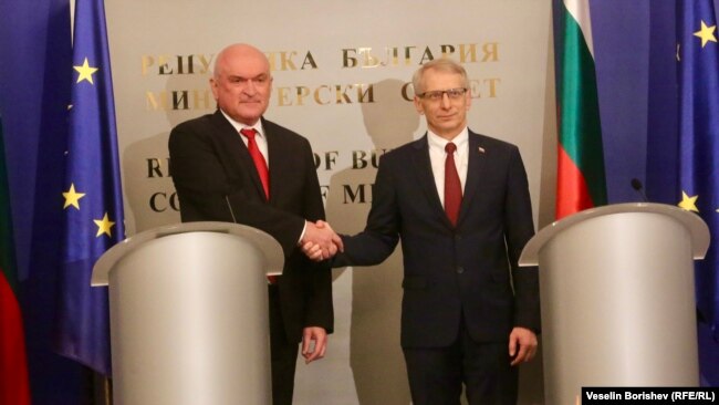 Ndryshimi i gardës: kryeministri bullgar në largim Nikolai Denkov (djathtas) dhe pasardhësi i tij i përkohshëm Dimitar Glavçev