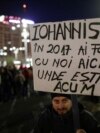 Unul dintre românii care au ieșit miercuri seară în stradă după votarea unui proiect care ar dezincrimina parțial abuzul în serviciu se întreabă de ce președintele țării nu reacționează. 