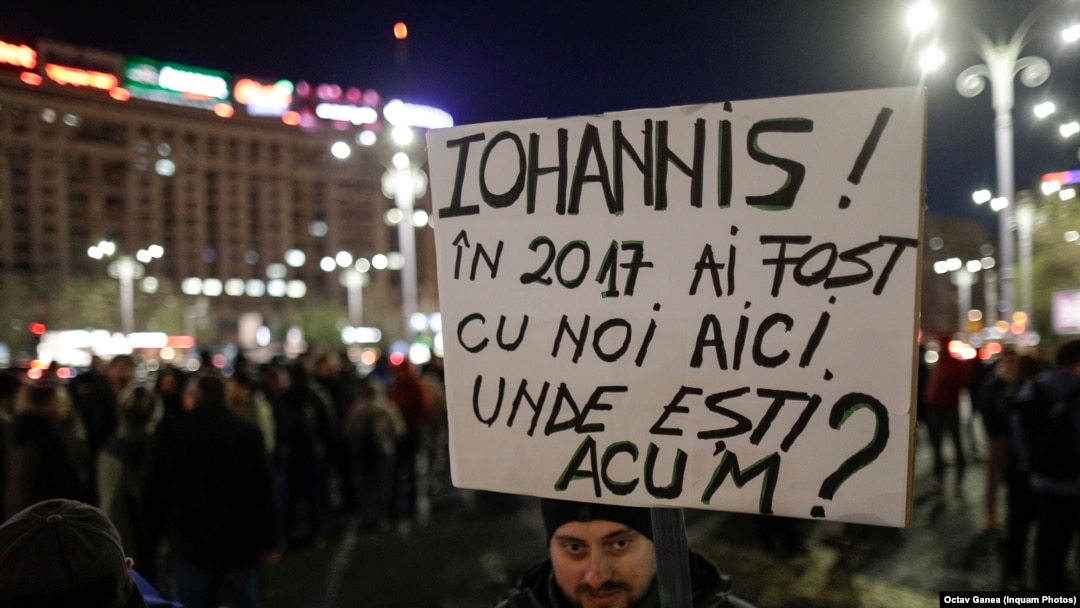 Unul dintre românii care au ieșit miercuri seară în stradă după votarea unui proiect care ar dezincrimina parțial abuzul în serviciu se întreabă de ce președintele țării nu reacționează. 
