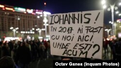 Unul dintre românii care au ieșit miercuri seară în stradă după votarea unui proiect care ar dezincrimina parțial abuzul în serviciu se întreabă de ce președintele țării nu reacționează. 