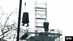 Демонтирането на съветския паметник в София продължава вече втора седмица.