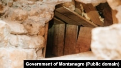 Zidovi tunela do depoa Višeg suda oivičeni su daskama, u namjeri da spriječe urušavanje zemlje i kamena