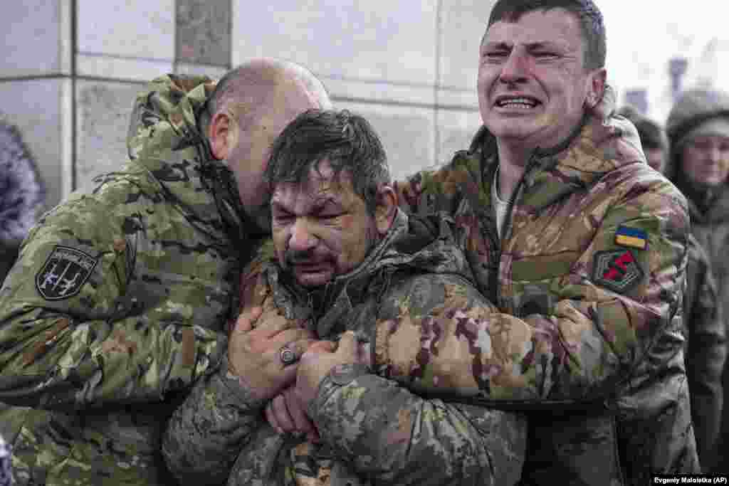 Ushtarët ukrainas duke qarë pranë arkivolit të një shoku gjatë funeralit të tij në Sheshin e Pavarësisë në Kiev, 15 dhjetor.