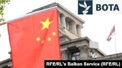 Një flamur kinez shihet jashtë ndërtesës së Parlamentit të Serbisë. Fotografi ilustruese nga arkivi. 