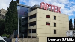 Административное здание международного детского лагеря «Артек» в Гурзуфе, Крым, июнь 2023 года